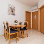 Апартаменти With Parking Space - 22017 Макарська