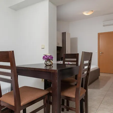 Apartment With Parking Space - 22017 Makarska