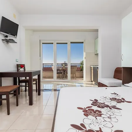 Apartment With Parking Space - 22017 Makarska