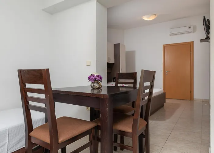Apartment With Parking Space - 22017 Makarska