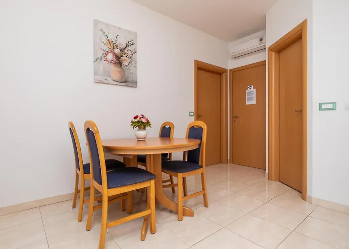 Apartment With Parking Space - 22017 Makarska